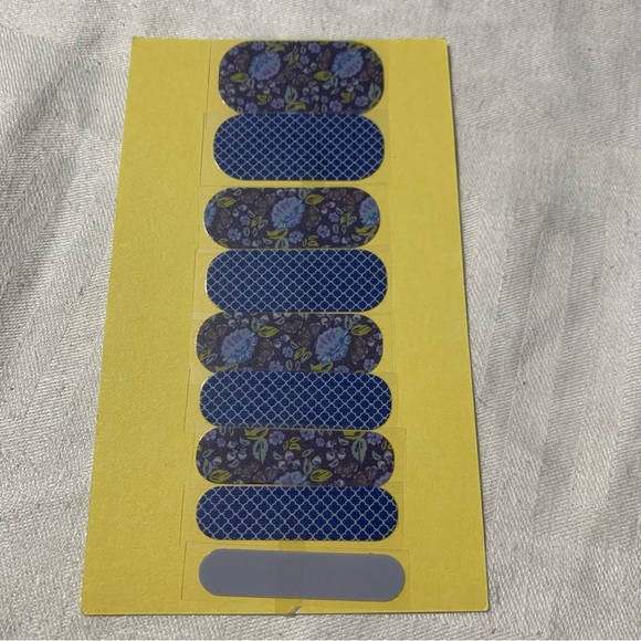 Jamberry Mixed Mani Nail Set, All New, Florals, 10 Half Sheet Nail Wraps - Picture 6 of 11